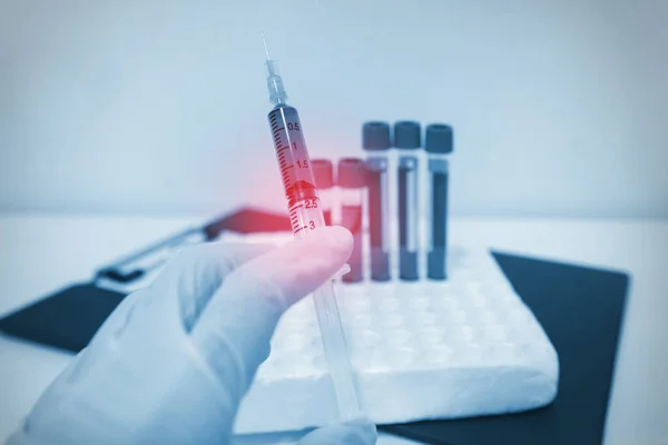 Bilim Adamı Doktor Kan Örneği Toplama Tüpleriyle Birlikte Hematoloji Analizi — Stok fotoğraf
