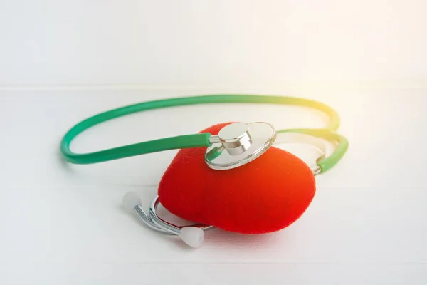 Green Stethoscope Red Heart Isolated Sunshine Wooden White Background — Stock Photo, Image