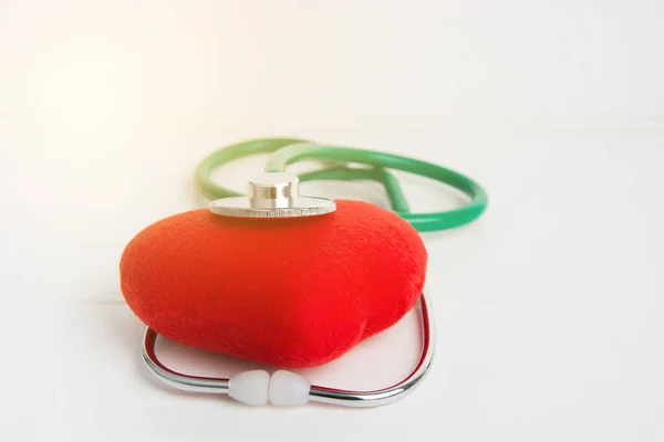Green Stethoscope Red Heart Isolated Sunshine Wooden White Background — Stock Photo, Image