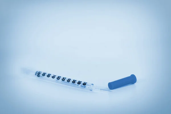 Blue Tone Image Single Insulin Syringe Isolated White Backgrounds — Fotografia de Stock