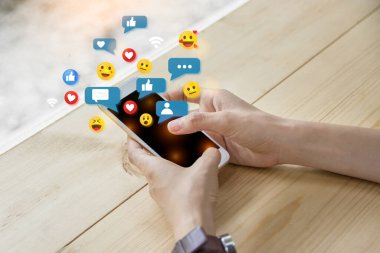 Dijital medya, teknoloji, sosyal medya çevrimiçi sörf, akıllı telefon kullanarak internet kullanma kavramı