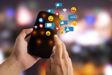 Dijital medya, teknoloji, sosyal medya çevrimiçi sörf, akıllı telefon kullanan bir adamın elinin bulanık arka planda internet kullanması kavramı.