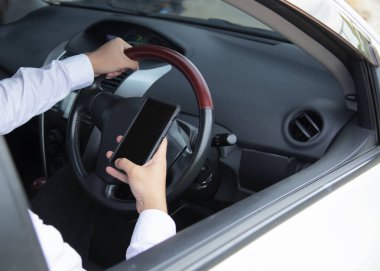 Erkek sürücü ve akıllı telefon kullanmamalıdır, güvenlik kavramı