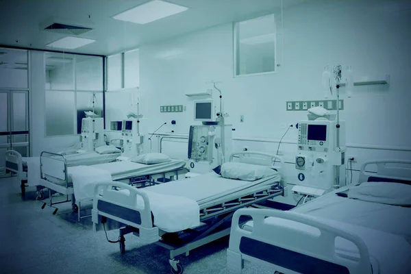 Łóżko Sprzęt Diagnostyczny Pacjenta Nowoczesnym Wyposażeniem Wygodnym Wyposażeniem Szpitalu — Zdjęcie stockowe