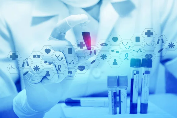 Laboratuvarda tüp yapımı testi yapan bilim adamı, laboratuvarda çalışan araştırmacı..