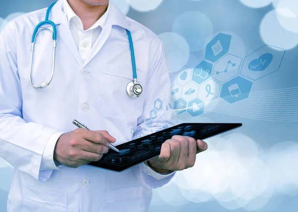 Dijital Tablet Kullanarak Doktor Sağlık Tıp Kavramı Telifsiz Stok Imajlar