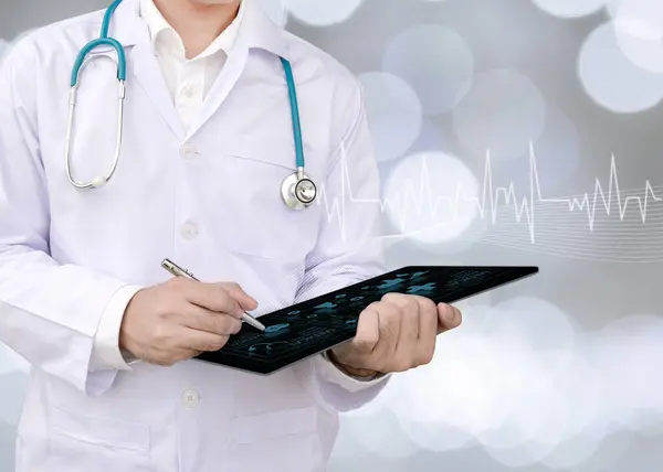 Médico Usando Tablet Digital Conceito Medicina Saúde Imagens De Bancos De Imagens Sem Royalties