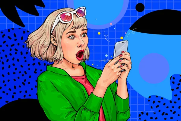 Chockad Ung Flicka Med Mobiltelefon Spännande Kvinna Tittar Mobilen Förvånad — Stockfoto