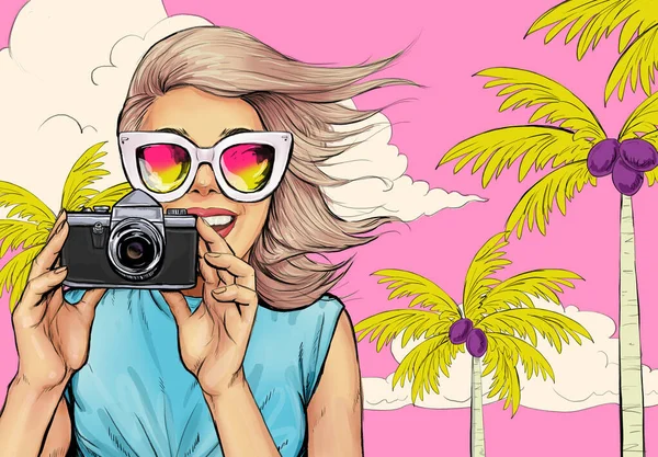带着照相相机 对着眼镜微笑的年轻女人 老式广告海报的度假或旅游与女士在喜剧风格 面部表情的表达 — 图库照片#