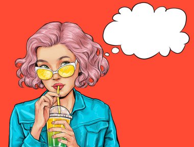 Gözlüklü güzel bir kadının kırmızı arka planda kağıt kamış kullanarak meyve suyu içtiğini düşün. Şaşkın yüzlü seksi hayalperest kızla reklam afişi. 