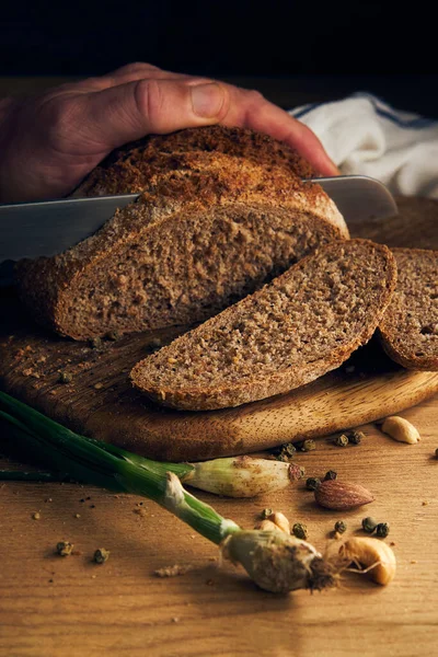 Męskie Ręce Kroją Chleb Żytni Nożem — Zdjęcie stockowe