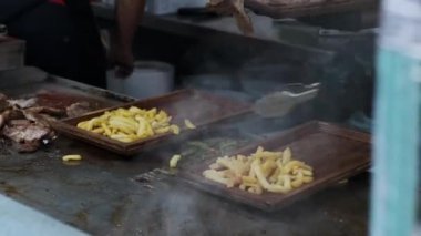 Kızartma ve etli sokak yemekleri.