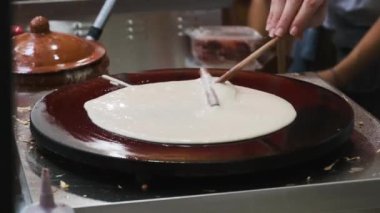 Sokakta krep pişirme anı