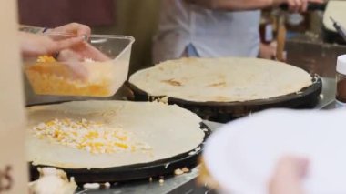 Bir gözleme büyük bir kızartma tavasına doldurulur.