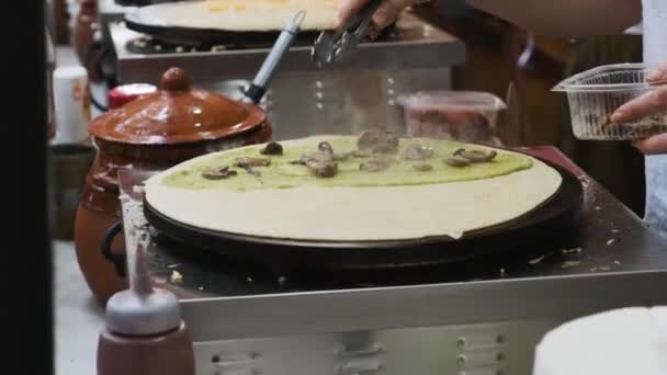 Млинець Фарширований Великій Сковороді — стокове відео