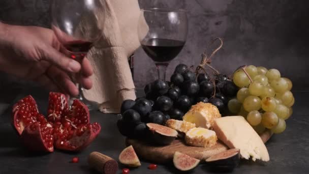 Víno Nalévá Bocade Stole Ovocem — Stock video