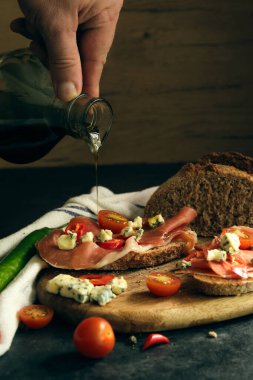 Bir dilim çavdar ekmeği, jamon dilimleri ve peynirli geleneksel İspanyol aperatifi.