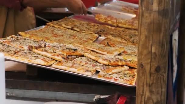 Στην Αγορά Του Δρόμου Μερίδες Πίτσα Στον Πάγκο — Αρχείο Βίντεο