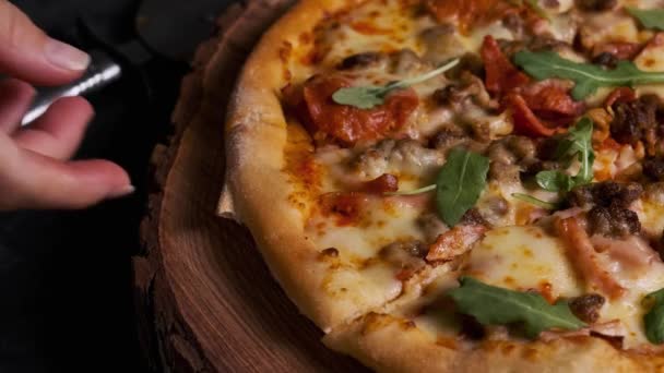 Färdig Pizza Vid Tidpunkten För Styckning Med Speciell Kniv — Stockvideo