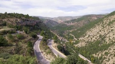 Dağlarda, yol kenarındaki yılan kafesinde.