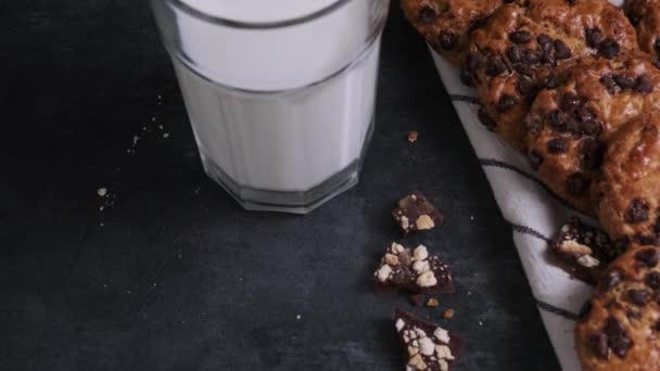 Süti Csokoládé Egy Pohár Tej Mellett — Stock videók