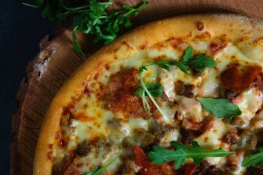 Tahtada lezzetli sıcak pizza.