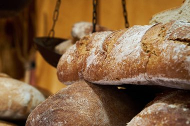 Pazarda taze ekmekler var.