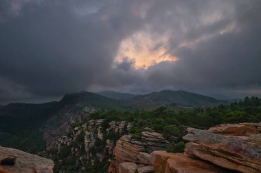Dağların manzarası, akşam bulutları.