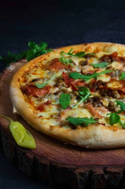 Tahtada lezzetli sıcak pizza.