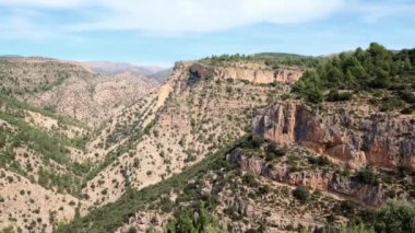 Dağların mavi gökyüzüne bakan bulutların manzarası