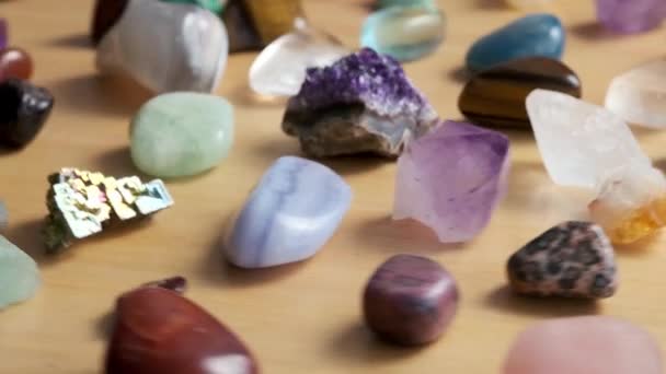 Tahta Bir Masada Ağır Çekimde Çeşitli Yarı Değerli Taşlar — Stok video