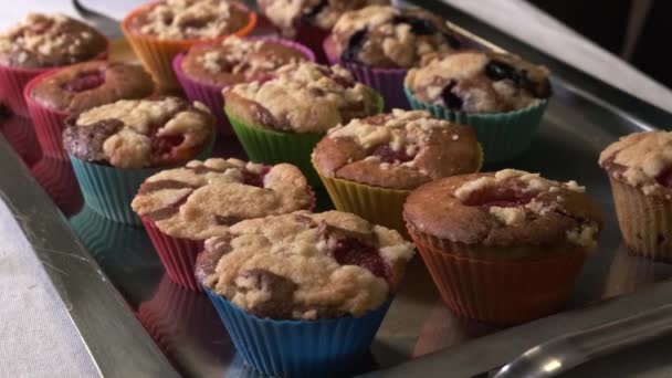 Leckere Frische Heiße Muffins Cupcake Direkt Aus Dem Ofen — Stockvideo
