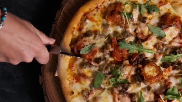 Färdig Pizza Vid Tidpunkten För Styckning Med Speciell Kniv — Stockvideo