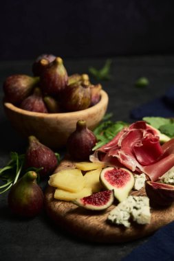 Eskimiş bir arka planda hayat meyveleri incir peyniri ve jamon