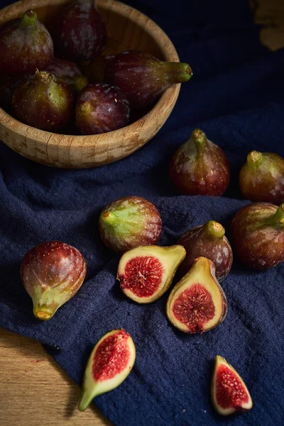 Durgun Bir Hayat Tahtadan Bir Masada Dilimlenmiş Incir Meyvesi — Stok fotoğraf