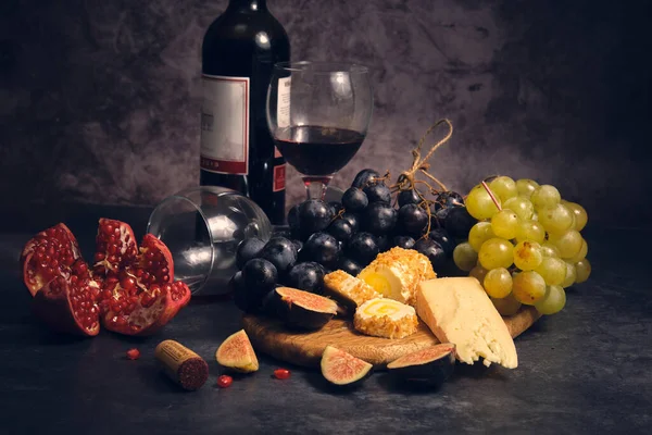 Ainda Vida Garrafa Vinho Casal Copos Diferentes Queijos Frutas Uvas — Fotografia de Stock