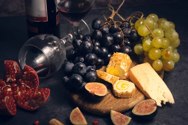 Ainda Vida Garrafa Vinho Casal Copos Diferentes Queijos Frutas Uvas — Fotografia de Stock