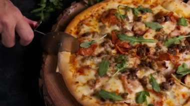 Pizzayı özel bir bıçakla keserken bitirdi.