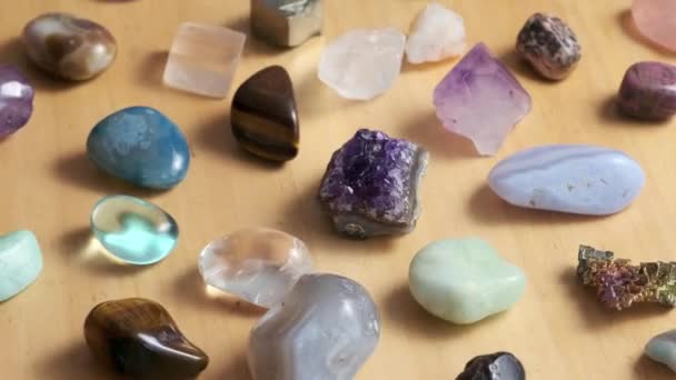 Várias Pedras Preciosas Semi Preciosas Uma Mesa Madeira — Vídeo de Stock