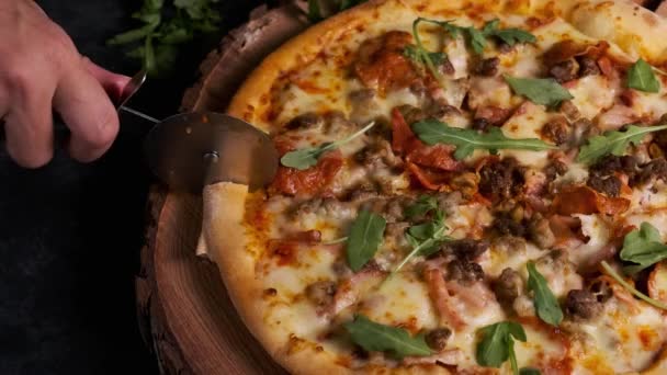 Gotową Pizzę Czasie Cięcia Specjalnym Nożem — Wideo stockowe