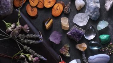 Masanın üzerindeki tahtadan mührün ve yarı değerli taşların mistisizmin en üst görüntüsü.