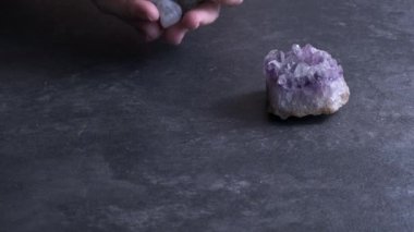 Bir adamın eli farklı değerli taşlarla ağır çekimde