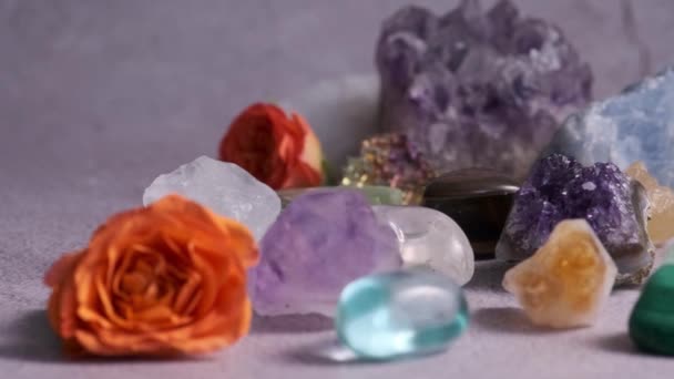 Varias Piedras Preciosas Semi Preciosas Una Mesa Madera Cámara Lenta — Vídeos de Stock