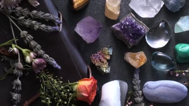 Vista Superior Runas Madeira Pedras Semi Preciosas Sobre Mesa Misticismo — Vídeo de Stock