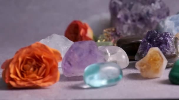 Várias Pedras Preciosas Semi Preciosas Uma Mesa Madeira Câmera Lenta — Vídeo de Stock