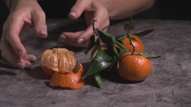Bordet Tangeriner Med Blad Och Skalad Kvinnors Händer — Stockvideo