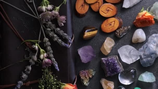 テーブルの神秘主義における木製のルーンと半宝石のトップビュー — ストック動画