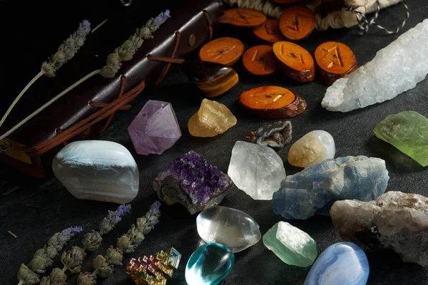 Различные Драгоценные Камни Руны Темном Фоне — стоковое фото