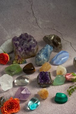 Beton arkaplanda çeşitli değerli taşlar var.