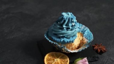 Güzel bir kremalı pasta bir tarafından ısırılmış.